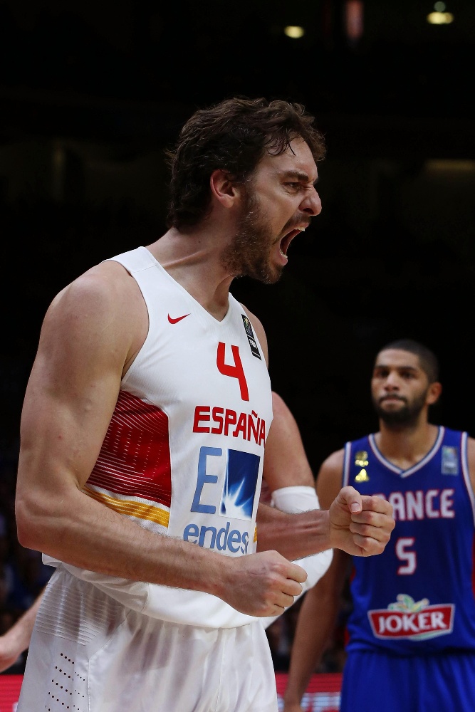 GRA459. LILLE (FRANCIA). 17/09/2015.- El pívot de la selección española Pau Gasol durante el partido de semifinales del Europeo de baloncesto que juegan Francia y España esta noche en el pabellón Pierre Mauroy, en Lille. EFE/Juan Carlos Hidalgo